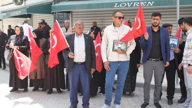 Vanlı aileler, DEM Parti İl Başkanlığı önündeki eylemlerini sürdürdü