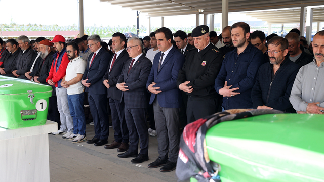 Sivas'ta evlerinde bıçaklanarak öldürülen 2 kardeş son yolculuğuna uğurlandı