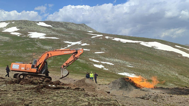 Sivas'ta yıldırım isabet eden doğal gaz boru hattında yangın çıktı