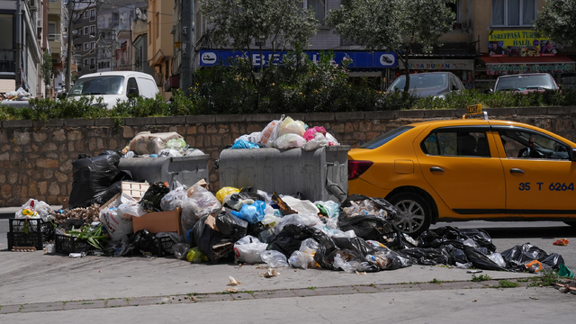 İzmir'de grev nedeniyle temizlik hizmeti aksıyor