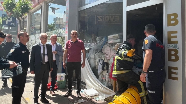 Edirne'de çocuk kıyafeti satılan iş yerinde çıkan yangın söndürüldü