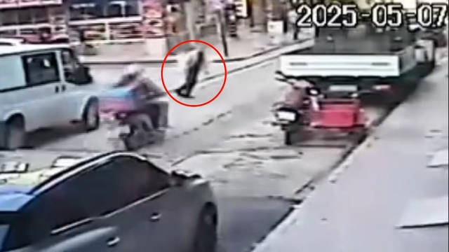 Motosikletin çarptığı yaya dengesini kaybedip yola düşmüş