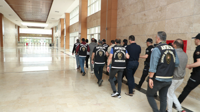 Kiralık şirket araçlarını sahte sözleşmeyle satıp, 120 milyon lira dolandırdılar; 4 tutuklama