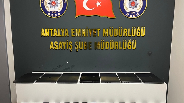 Antalya'da kiraladıkları araçları internet üzerinden satan 4 kişi tutuklandı