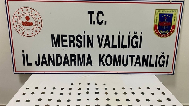 Mersin'de 70 sikke ele geçirildi