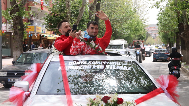 Dünya şampiyonu halterci Ramazan Efe Yılmaz, memleketi Çankırı'da törenle karşılandı