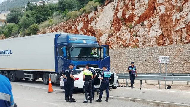 Antalya'da tırla çarpışan otomobilin sürücüsü yaralandı
