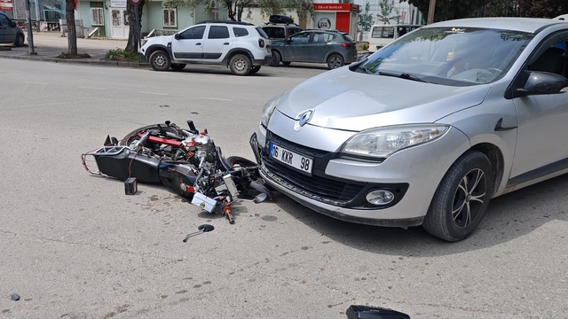 Bursa'da otomobille çarpışan motosiklet sürücüsü yaralandı