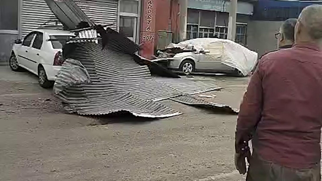 Kars'ta kuvvetli rüzgar, 2 iş yerinin çatısını uçurdu
