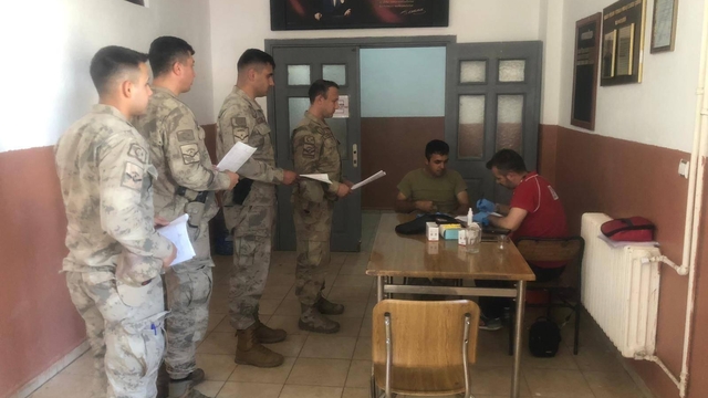 Hakkari'de jandarmadan kan bağışı