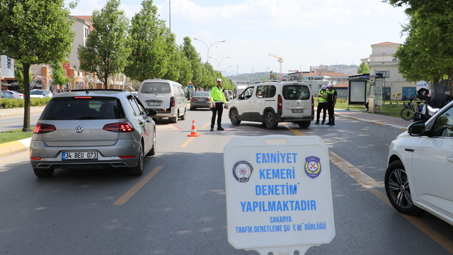 Sakarya'da polis ekipleri emniyet kemerinin önemi hakkında sürücüleri bilgilendirdi