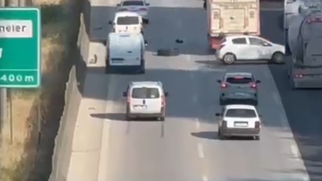 TIR'ın tekerinden kopan lastik kaplaması, zincirleme kazaya neden oldu