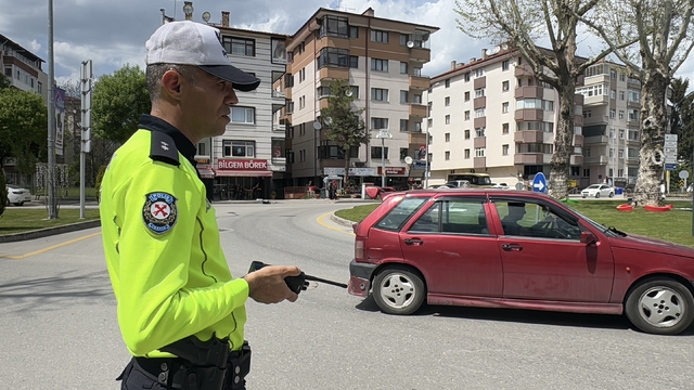 Bolu'da sinyal vermeden kavşaktan dönen sürücüler denetime takıldı