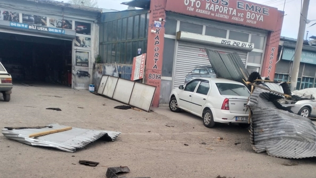 Kars'ta rüzgar nedeniyle 2 iş yerinin çatısı uçtu, 1 araç zarar gördü