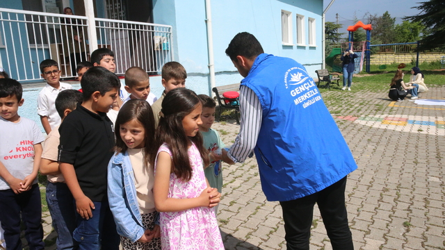Tokat'ta üniversite öğrencileri, yaptıkları oyuncak ve takıları köy okulunda dağıttı