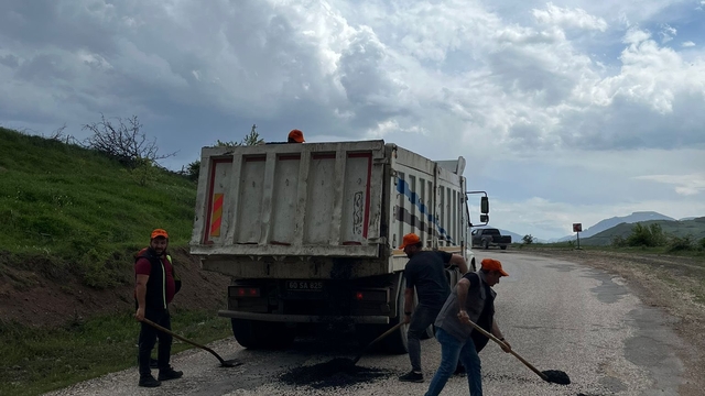 Almus'ta grup yolları yama ve onarım çalışmalarına başlandı