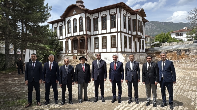 Karabük Valisi Mustafa Yavuz, yapımı süren okullarda incelemelerde bulundu