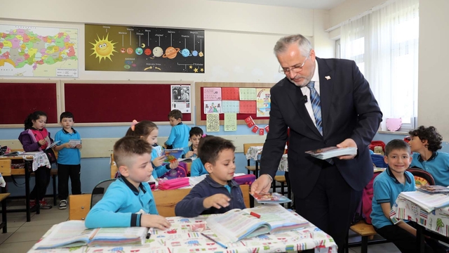 Samsun'da "Tarih Yazan Çocuklar Projesi" kapsamında öğrencilere kitap dağıtıldı