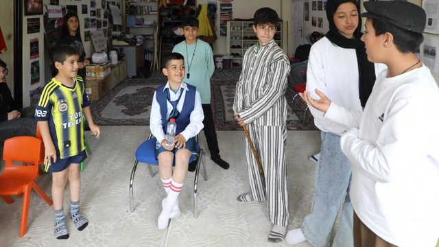 Bitlis Belediyesi tiyatro ekibi "Paydos" oyunu ile perdeyi açtı