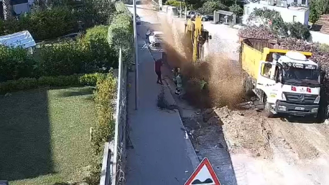 Bodrum'da ana isale patladı: 9 evi su bastı, 2 otomobil hasar gördü; o anlar kamerada