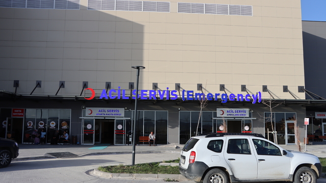 Doğum günü pastasından yiyen 12 öğrenci gıda zehirlenmesi şüphesiyle tedaviye alındı