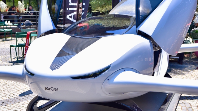 AirCar iki kişilik uçan arabayla ilk insanlı uçuş testini başarıyla gerçekleştirdi