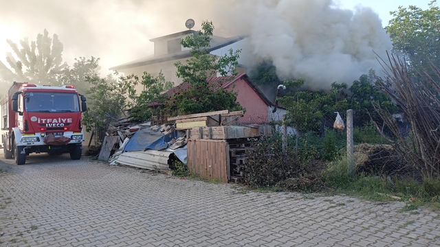 Kocaeli'de odunluk yangını söndürüldü