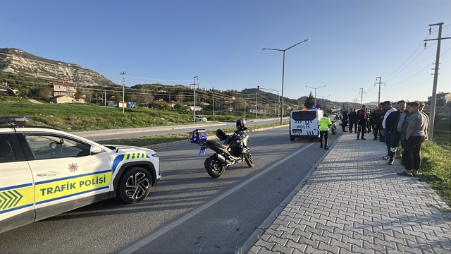 Burdur'da trafik levhasına çarpan motosikletteki 2 kişi yaralandı