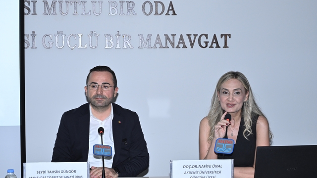(Sabaha) Manavgat'ta topraksız tarımla çilek yetiştiriciliği anlatıldı