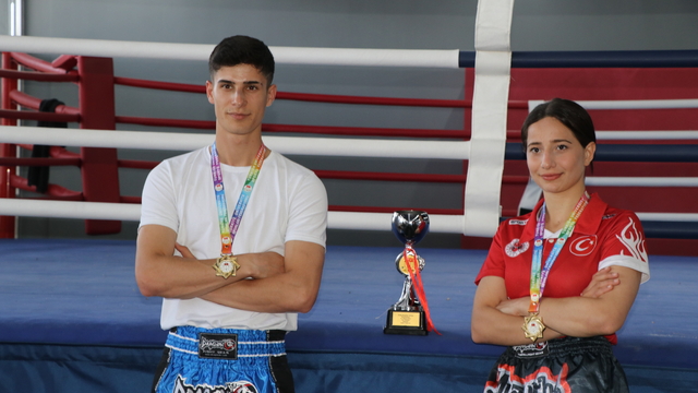 Van YYÜ'den iki sporcu, muaythai şampiyonasında Türkiye birincisi oldu