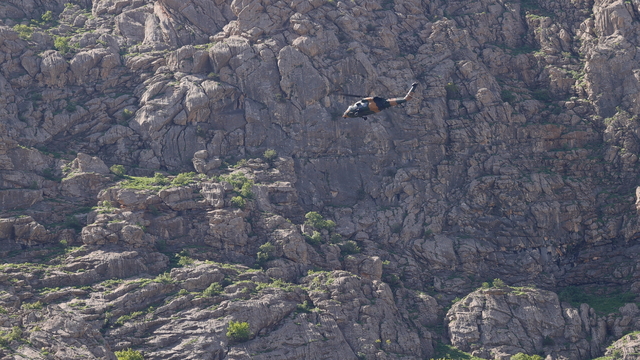Hakkari'de kaybolduğu dağda yaralı bulunan kişi, helikopterle hastaneye ulaştırıldı