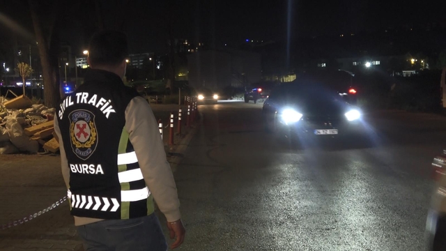 Yüksek sesle müzik dinleyen sürücülerin sokağa araç parkına izin yok