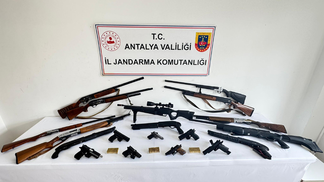 Alanya'da silah kaçakçılığı operasyonunda yakalanan 3 zanlı tutuklandı