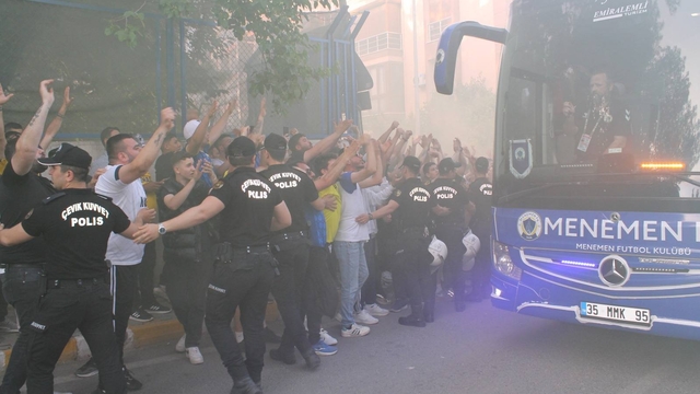 Menemen FK evinde havlu attı