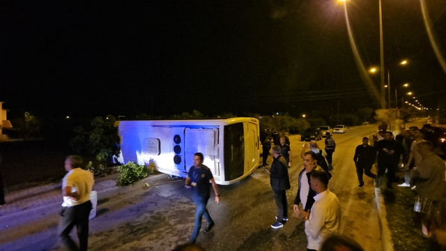 Antalya'da servis minibüsünün devrilmesi sonucu 3 kişi yaralandı