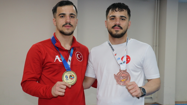 Karateci ikizler, başarı için birlikte form tutuyor