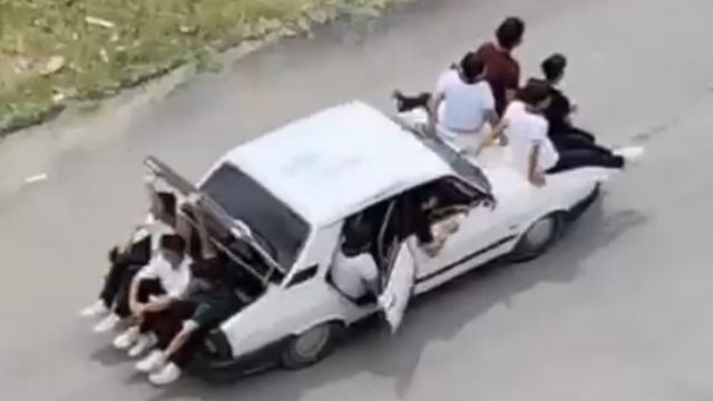 Otomobil bagajında ve kaputunda tehlikeli yolculuk kamerada