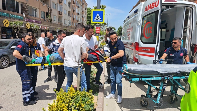 İnegöl'de taksiyle çarpışan motosikletin sürücüsü yaralandı