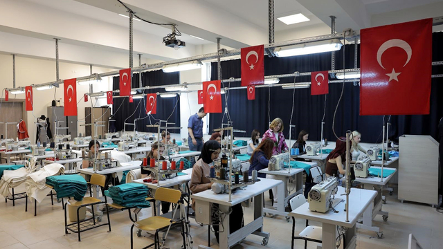 Trakya Üniversitesi'nde öğrenciler, ameliyathane için tekstil malzemeleri üretiyor