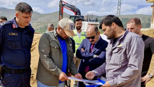 Çelikhan Kaymakamı Altınöz, köy tipi deprem konutlarını inceledi