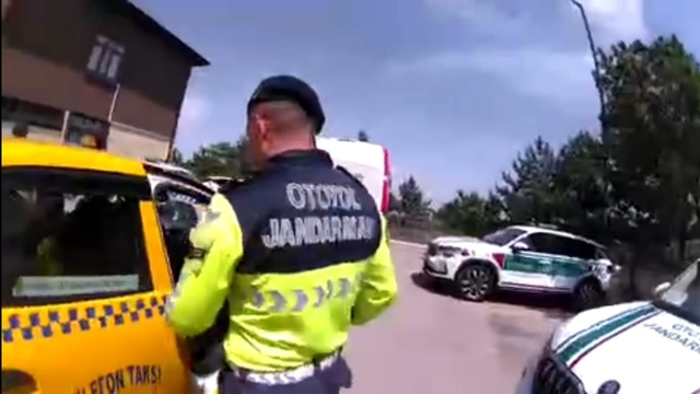 Takside 4 kaçak göçmen yakalandı, sürücü gözaltına alındı