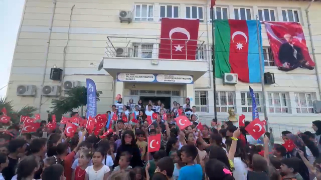 Azerbaycanlı piyanist Turan Manafzade, Hatay'da depremzede öğrencilerle buluştu