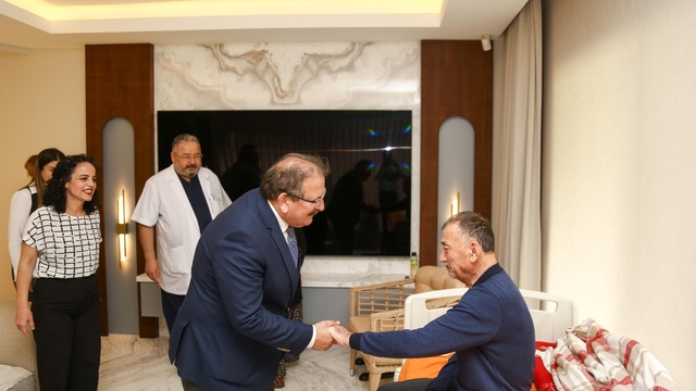 Antalya İl Sağlık Müdürü Özkan, inme geçiren hastayı evinde ziyaret etti