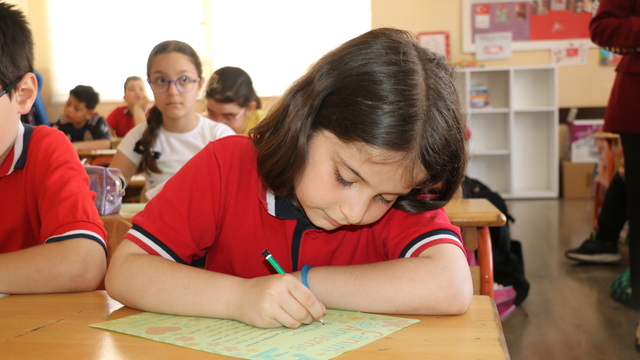 Amasya'da ilkokul öğrencilerinden annelerine "anneler günü" mektubu