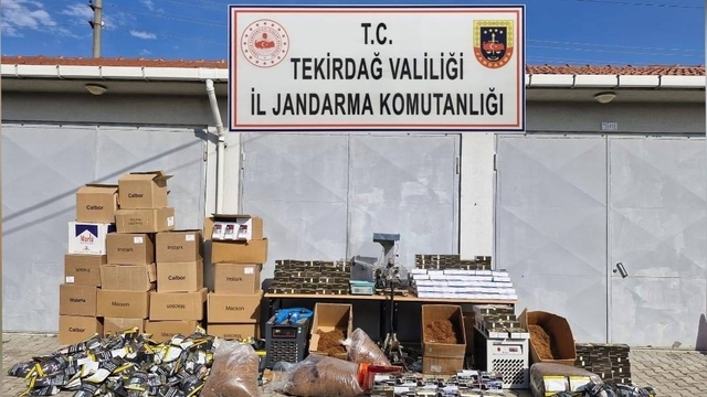 Tekirdağ'da bir iş yerinde 240 bin makaron ile 220 kilogram kaçak tütün ele geçirildi