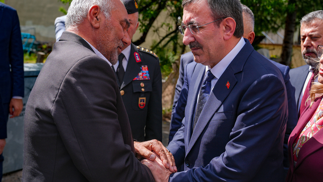 Cumhurbaşkanı Yardımcısı Yılmaz'dan, şehit Astsubay Uzun'un ailesine taziye ziyareti