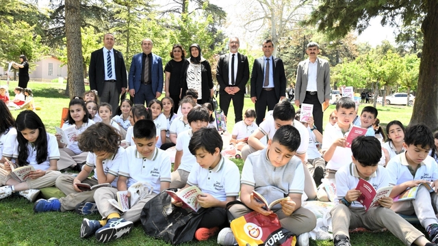 Malatya'da öğrenciler açık havada kitap okudu