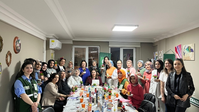 Çorum Yeşilay'dan kadınlara yönelik taş tozu saksı yapım atölyesi