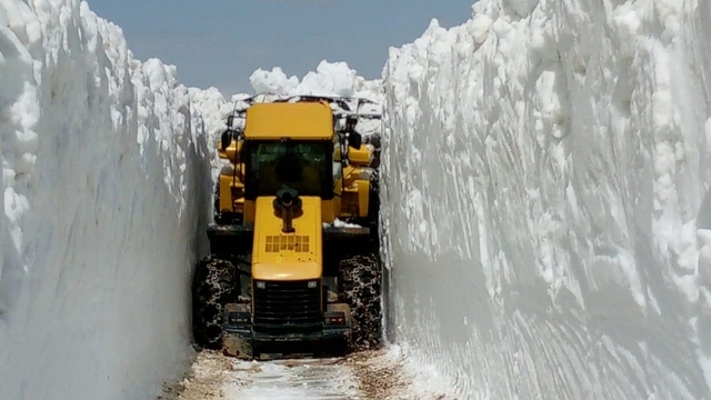 Trabzon'da yayla yolunda karla mücadele çalışması yapıldı