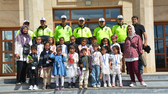 Tatvan'da öğrencilerden polislere ziyaret